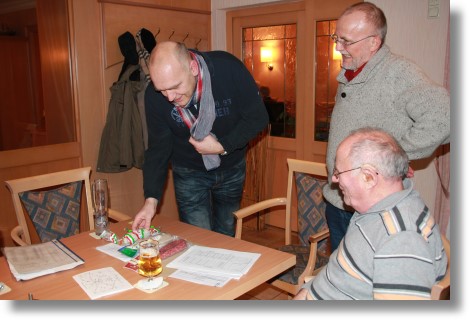 ... darf als erster eine Wurst aussuchen, denn schließlich ging es ja "um die Wurst".